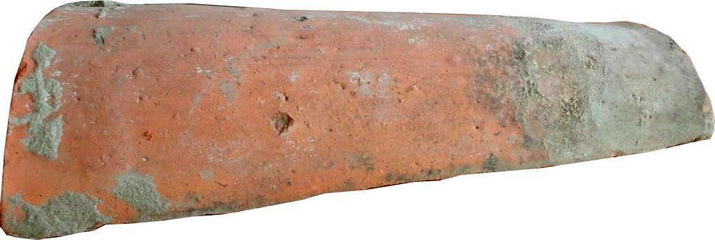 Фрагмент черепиці - татарки, знайдений в колонаді