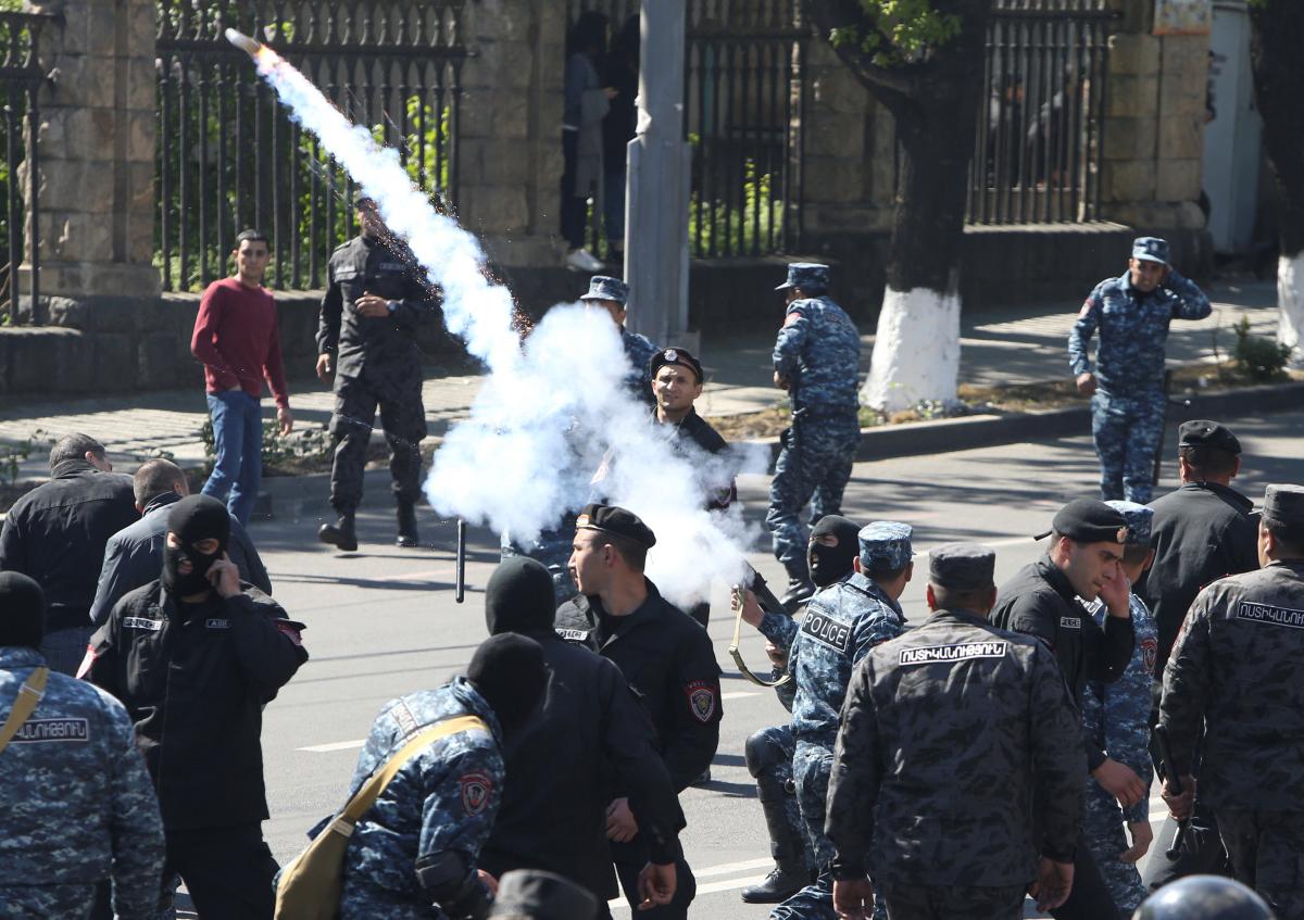 Пашинян демонстративно порвав повідомлення поліції і заявив, що починаються тотальні акції непокори