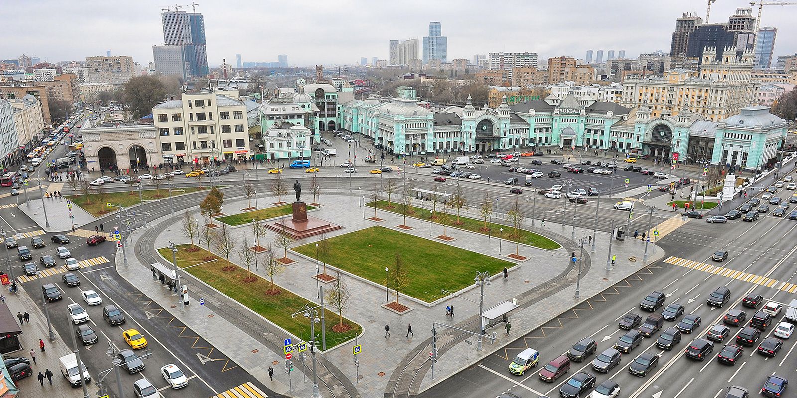У 2005-му пам'ятник зняли з постаменту і перевезли до парку мистецтв «Музеон» через плани зі зміни схеми руху на площі, але в 2017-му вирішили повернути назад