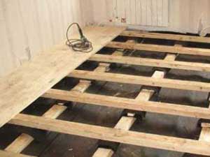 Часто покриття підлоги в кімнатах різниться, тому на лаги кладуть шар фанери 16 - 20 мм, а обробка відбувається після завершення будівництва
