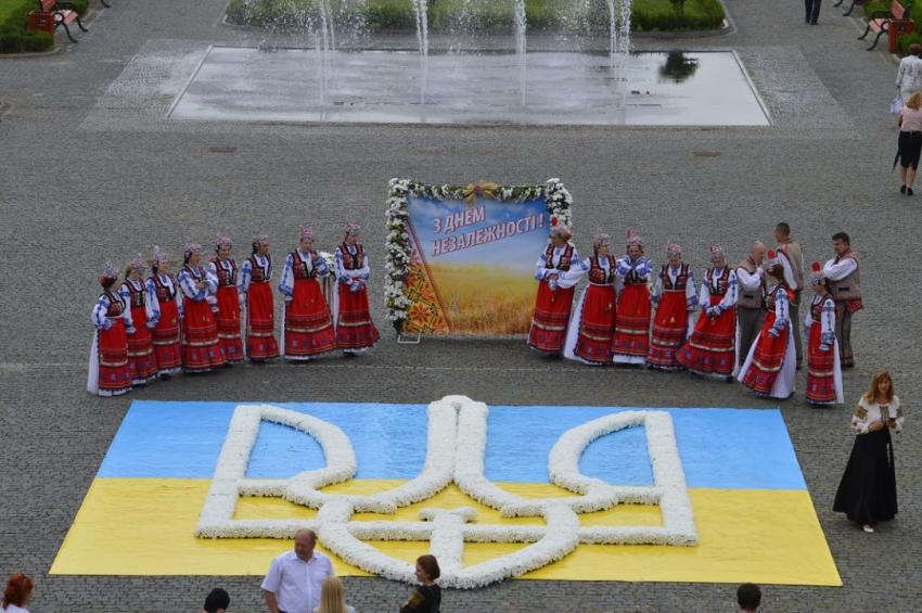На площі Народній в Ужгороді до Дня Незалежності створять восьмиметровую карту України і тризуб з живих хризантем