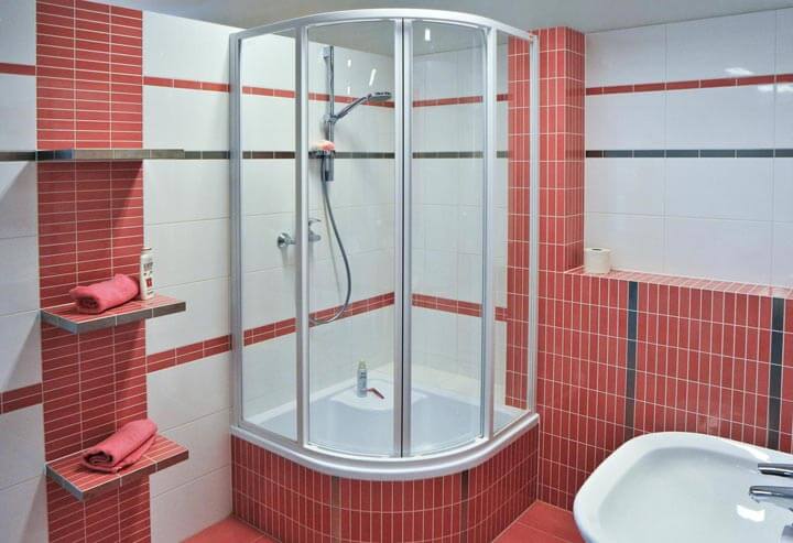 Ще на стадії розробки проекту необхідно обов'язково визначитися, буде використовуватися душова кабінка або звичайна ванна