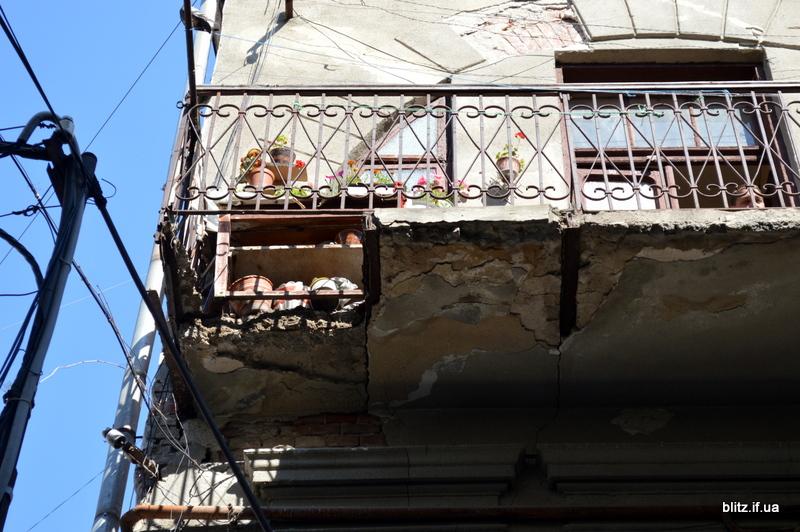 Балкон впав в той час, коли на ньому жінка поливала квіти