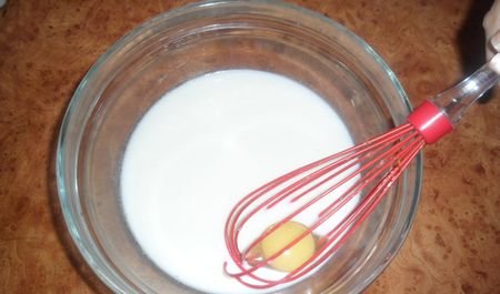 В окрему ємність влити молоко, розчинити в ньому сіль і цукор, додати яйця, потім добре перемішати
