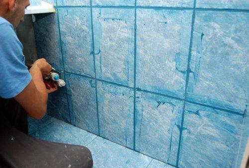 Порада від професіоналів: якщо у ванній кімнаті планується використання плитки в двох і більш колірному варіанті, то вибір кольорового заповнювача швів повинен відповідати домінуючому відтінку плитки