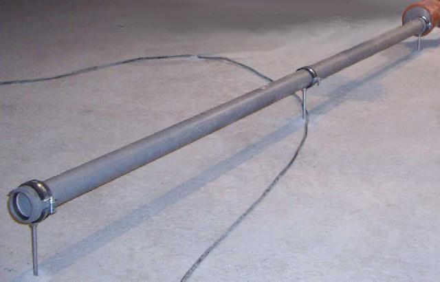 Для того щоб витримати ухил трубопроводу при бетонуванні в стягуванні підлоги рівним i = 0,02, були використані кріпильні хомути, які для труб D50 встановлювалися на відстані 1,5 м один від одного