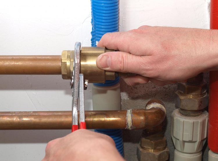 Труби, які подають технічну воду до пристроїв, дозволяється прокладати під підлогою