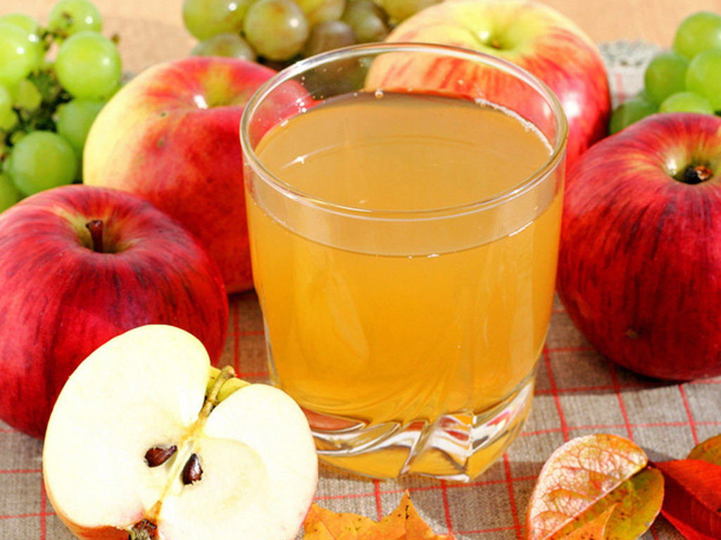 Серпень-вересень пора збору яблук, щороку яблуні плодоносять з достатком і можна законсервувати справжнього хорошого соку на всю зиму, а то і до нового врожаю