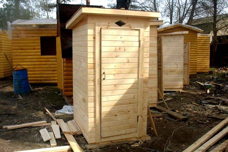 Що ж стосується форми самої споруди, то тут садові туалети для дачі можуть бути абсолютно різноманітними - все обмежується лише фантазією і можливостями майстра