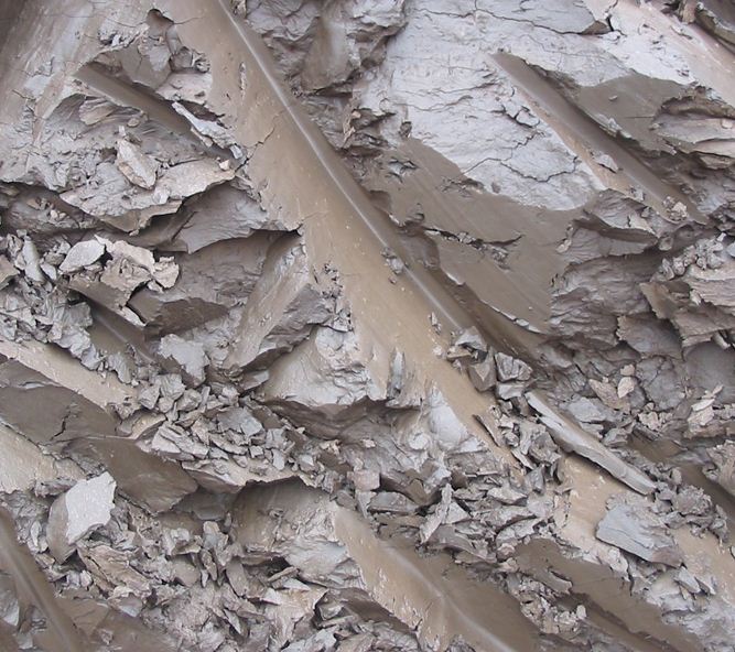 Найголовнішим джерелом для освіти глини служить польовий шпат, який в процесі розпаду під впливом атмосферних опадів утворює каолинит і інші складові частини глин