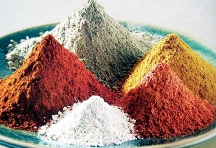 Залежно від кількості і якості мінералів, що входять до складу глини, це корисна копалина може бути самих різних кольорів і відтінків - світло - жовтого, оранжевого, червонувато - коричневого, сірого, білого і багатьох інших