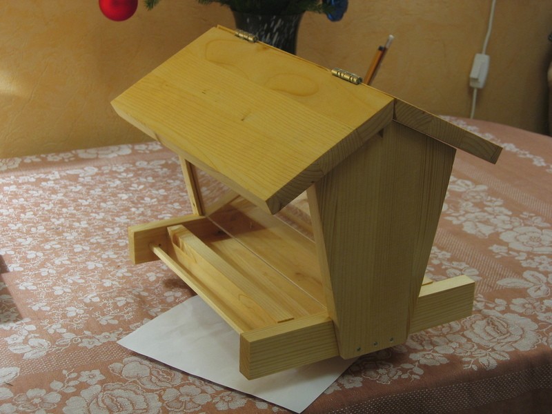 Як зробити дерев'яну годівницю для птахів своїми руками