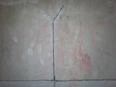 Але практикується і потайне розташування проводів, в спеціальних штробах або порожнинах всередині стіни